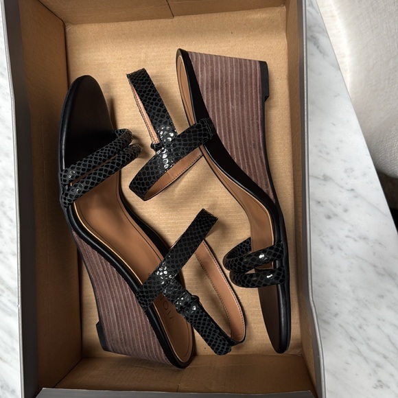 Vionic Black Emmy Textured Heeled Sandals - Picture 3 of 8